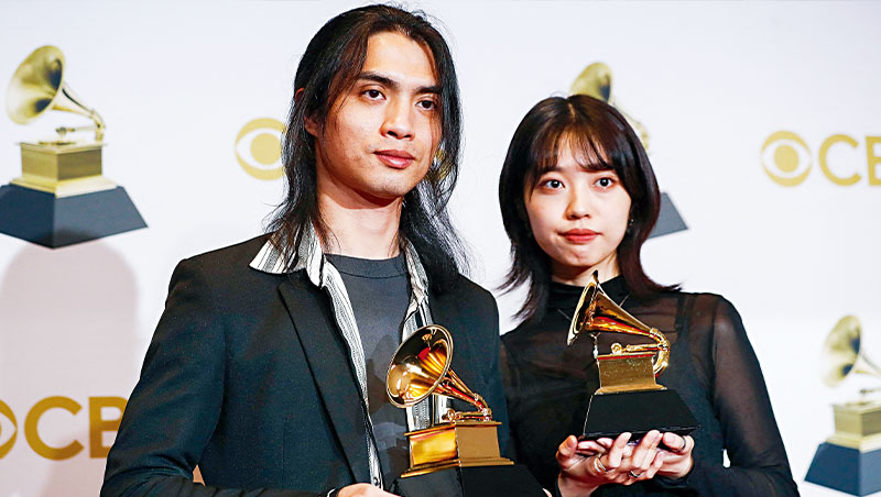 35歲的李政瀚（左）與23歲的于薇（右）首次入圍就以《八歌浪》奪下葛萊美獎，一同提名的還有入圍6次的56歲台灣設計師蕭青陽
